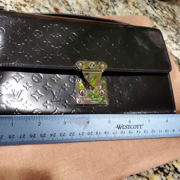 Pre-love own  Louis Vuitton pochette handbag. - Picture 3 of 16